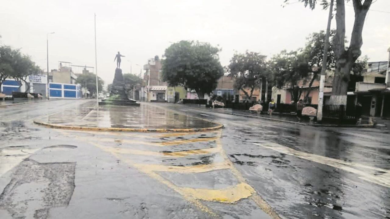 El especialista en Oceanografía y docente de la UNT Gustavo Iwanaga explicó que las precipitaciones que se registran en la costa liberteña son de “trasvase” y no tiene nada que ver con el fenómeno El Niño. No obstante, pidió a la población estar prevenida y a las autoridades invertir, con diligencia, en obras de defensa.