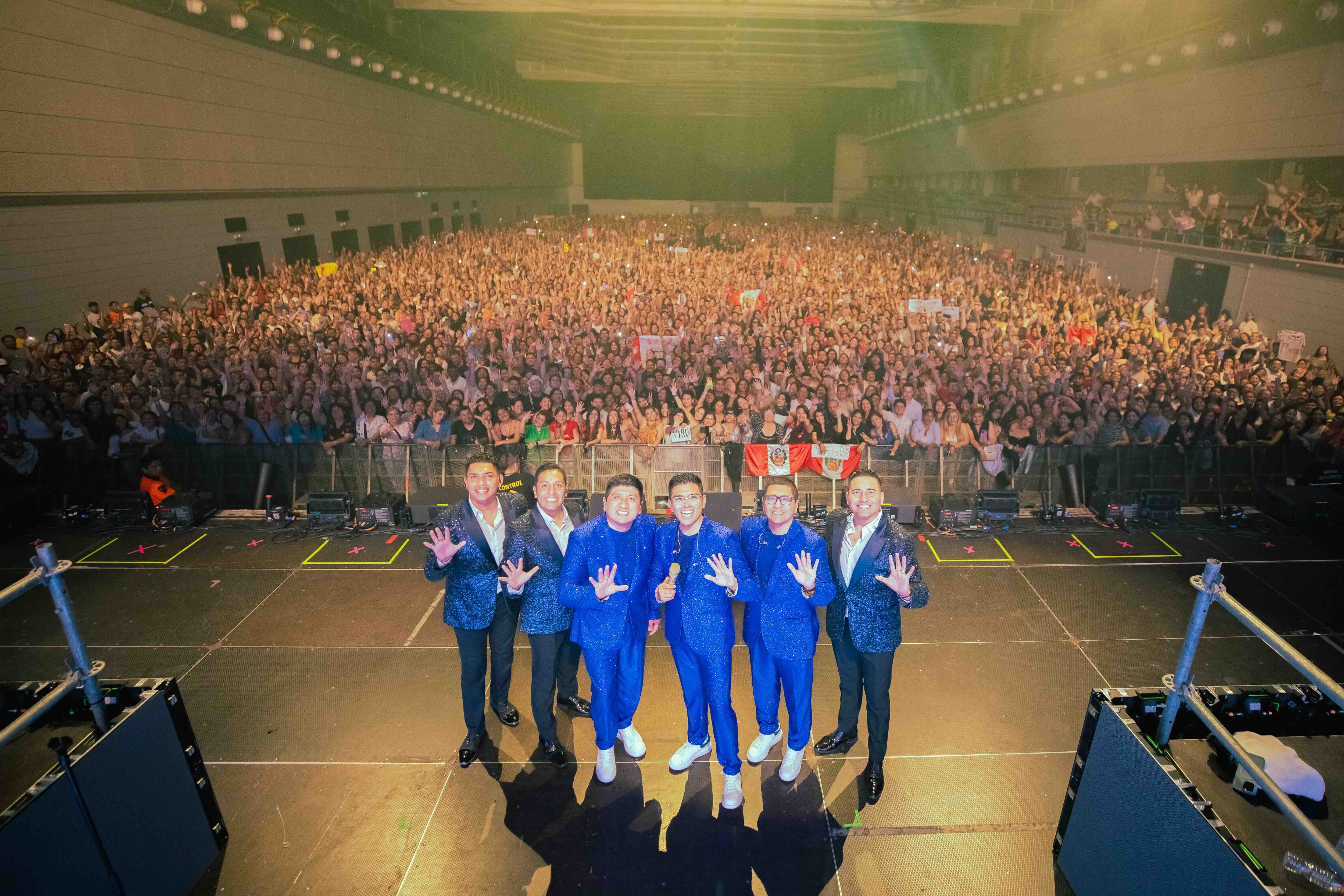 Cumbiamberos peruanos también cantaron con éxito en Barcelona.