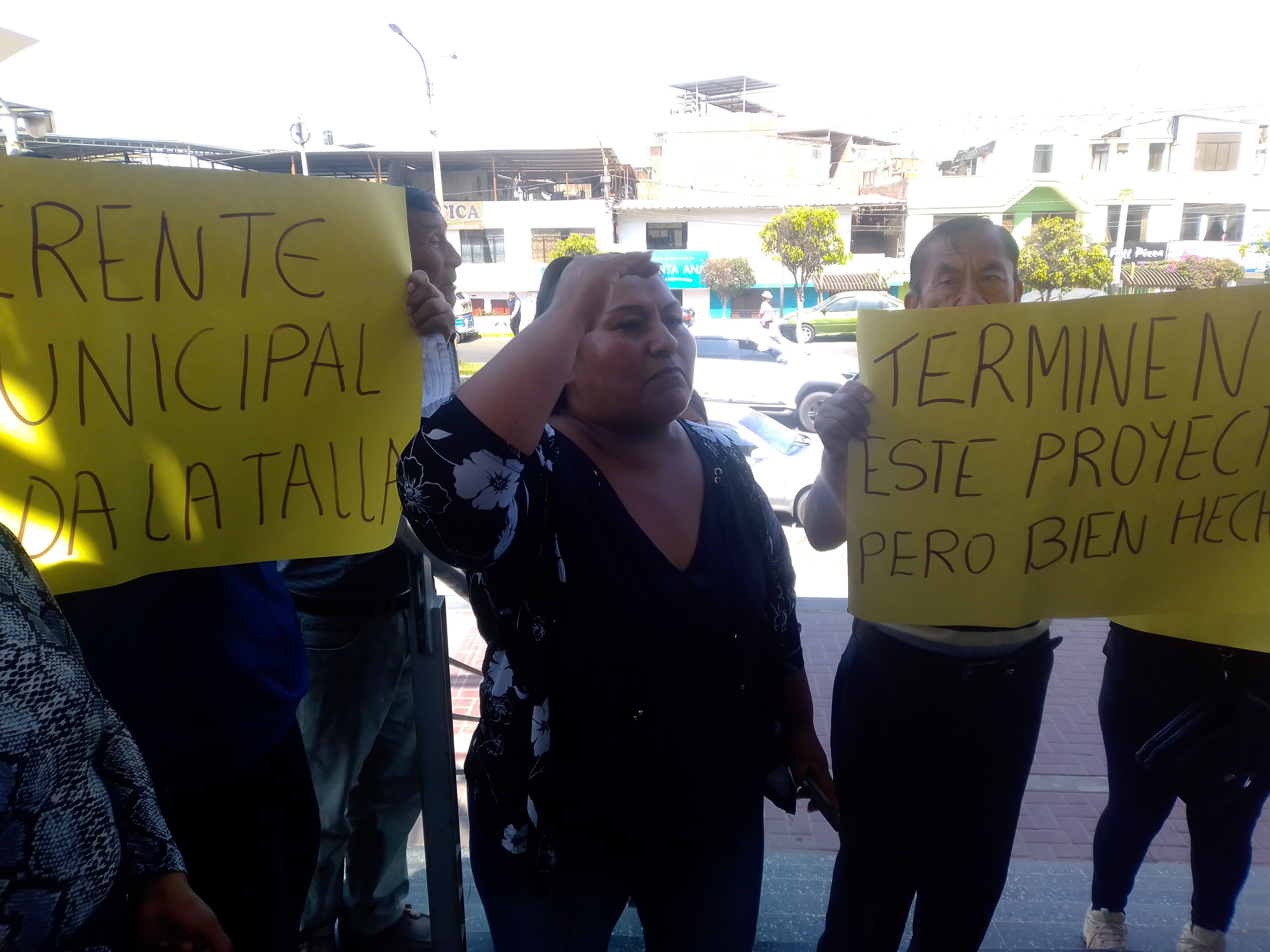 vecinos llegaron hasta la sede de la Municipalidad de Alto de la Alianza. (Foto: Adrian Apaza)