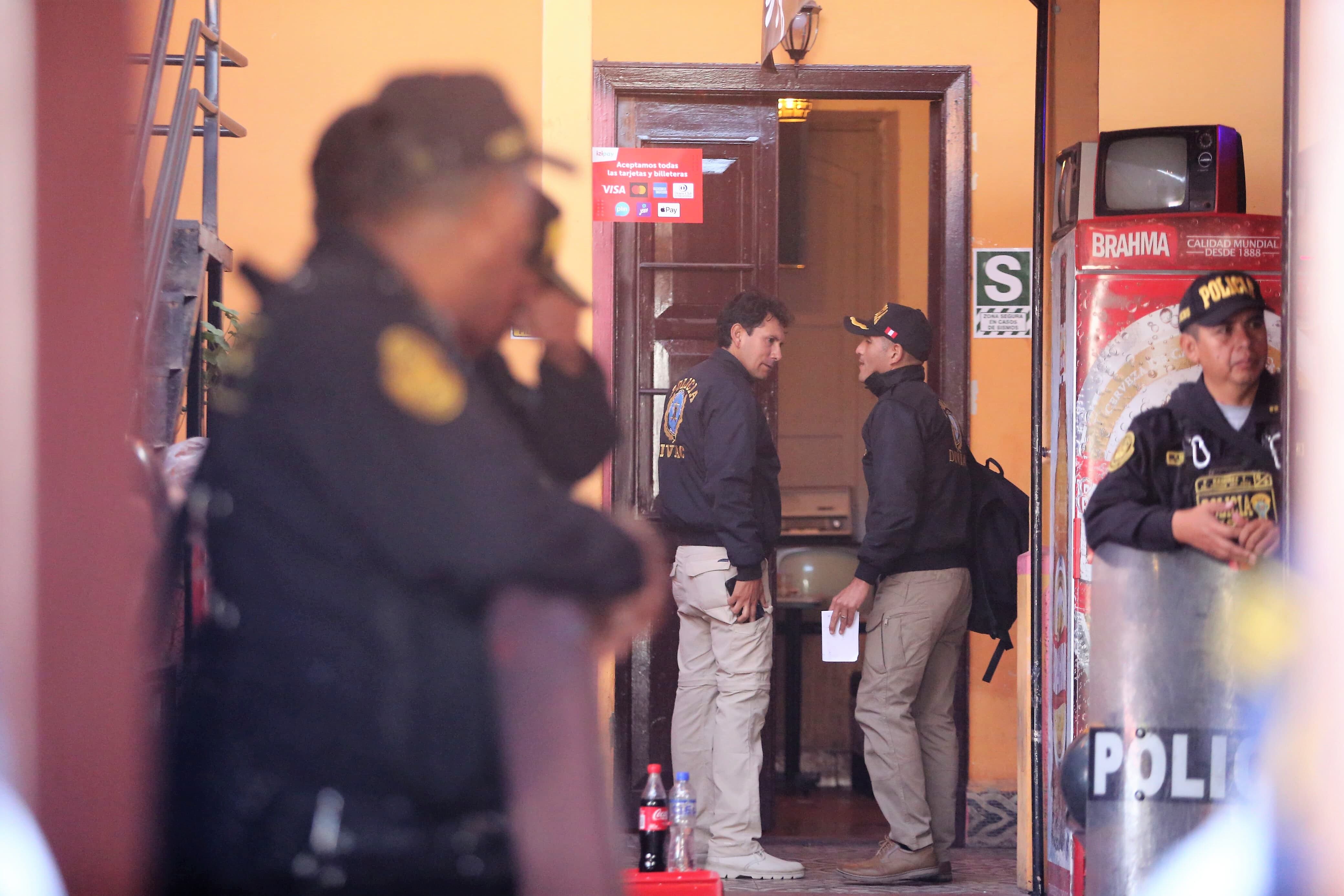 Policías en intervención a inmueble. Foto: Leonardo Cuito.