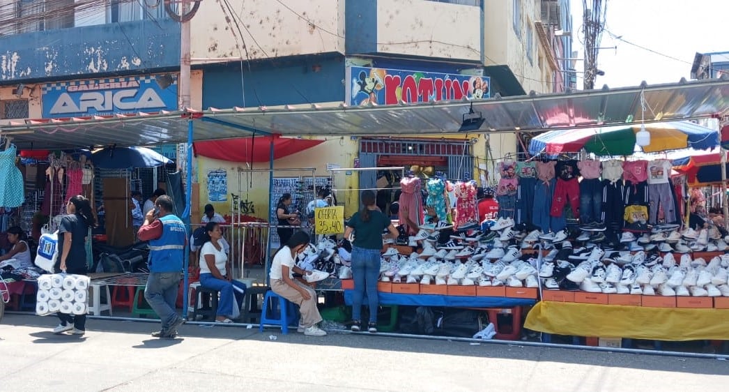 Feria navideña para ambulantes en mercado Modelo. Foto: Correo