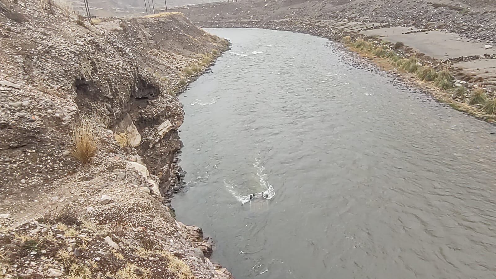 Rescatistas se sumergieron y usaron una grúa móvil con una pluma telescópica