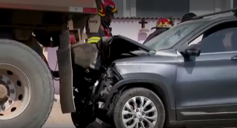 La ausencia de grúas y ambulancias permanentes genera demoras críticas en la atención de accidentes y agrava la congestión vehicular en temporada de verano. (Captura de América TV)