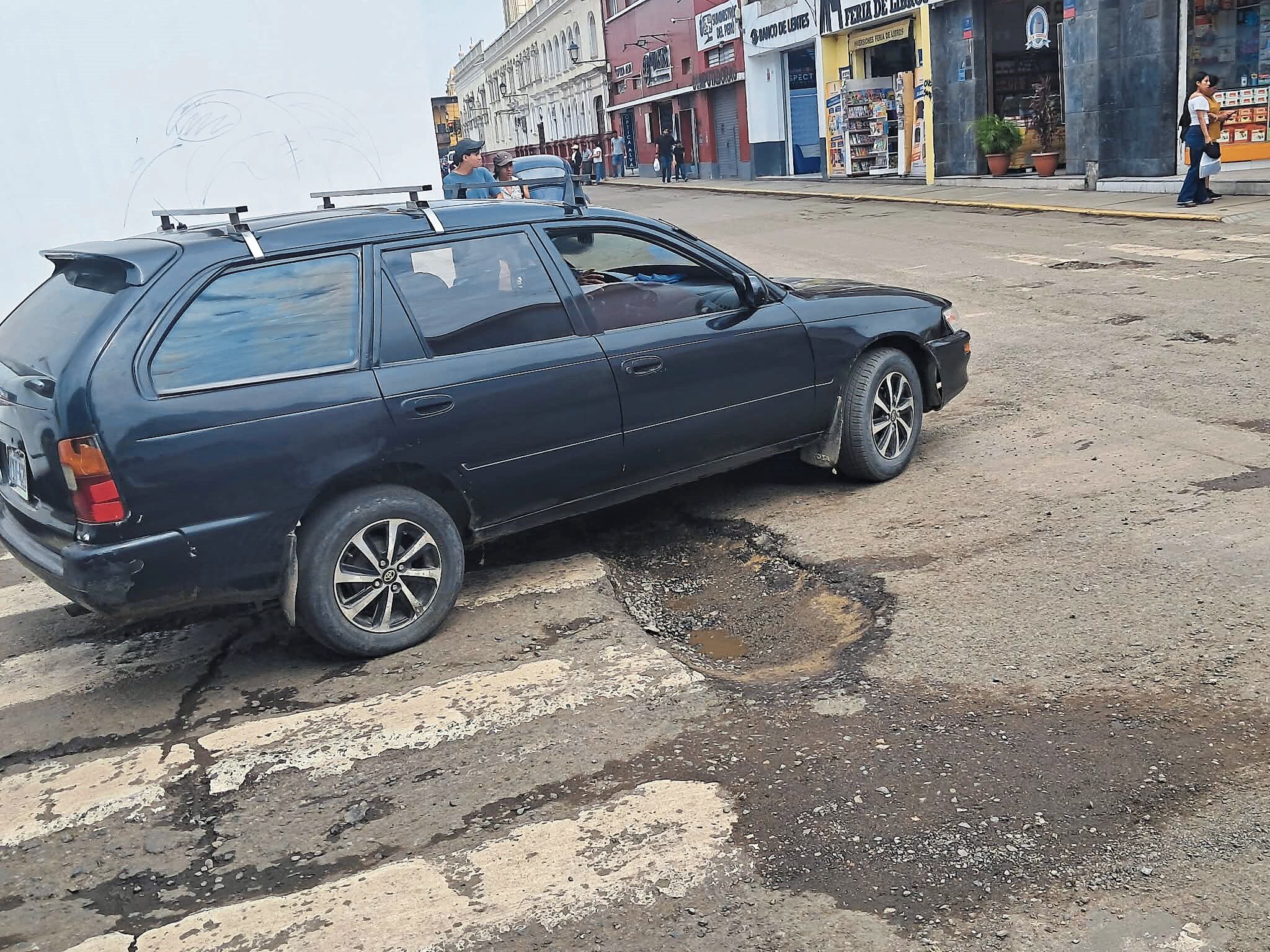 Los huecos y baches dificultan la circulación vehicular y son un riesgo para los conductores. Regidores de la MPT señalan que la falta de mantenimiento a las vías y las lluvias han originado este alarmante deterioro, por lo que piden al burgomaestre presione al Ejecutivo para que la obra de drenaje pluvial se ejecute lo antes posible.