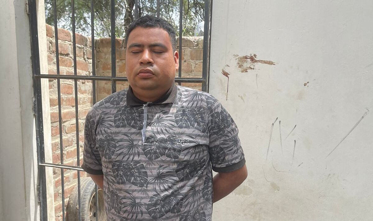 Según la policía, durante la intervención se le encontró un arma de fuego y cinco municiones