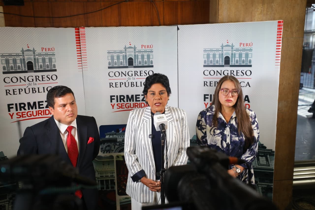 La congresista y candidata a vicepresidenta rechazó las acusaciones contra su bancada y apuntó contra Fuerza Popular y el manejo del Congreso. (Foto: Congreso)