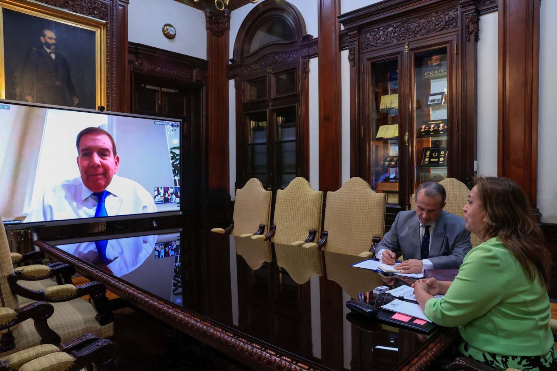 En una videoconferencia con el líder opositor venezolano Edmundo González Urrutia, la noche del lunes, la presidenta Dina Boluarte le expresó el respaldo del Perú.