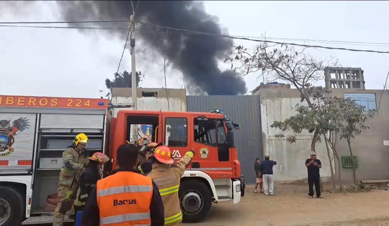 Bomberos hacen denodados esfuerzos para poder sofocar el fuego. Siniestro se registra cerca al Hospital de Alta Complejidad, distrito de La Esperanza.