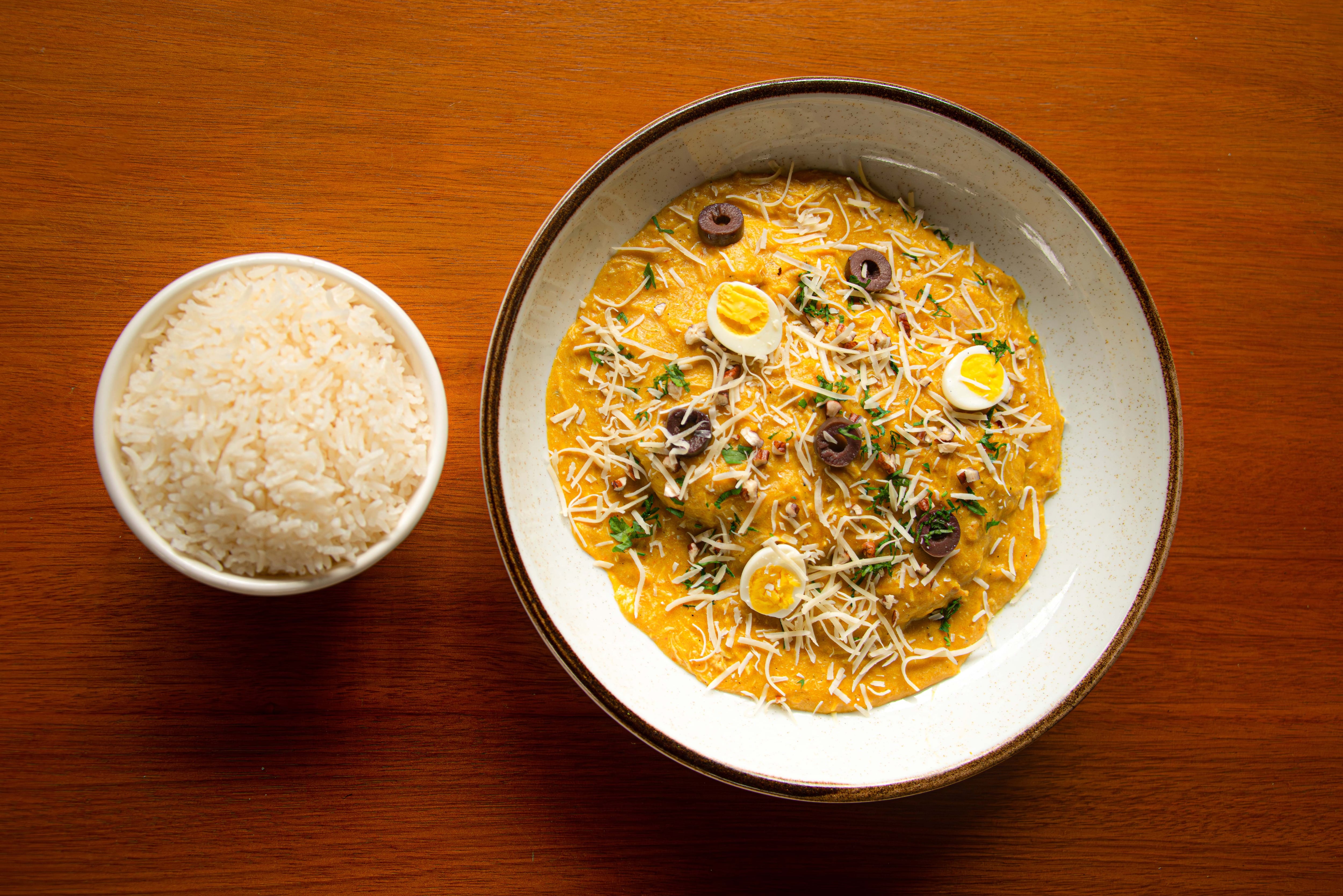 La propuesta reúne sopas, pescados, carnes y clásicos de la cocina peruana. El restaurante suma áreas verdes, espectáculos de caballo de paso y actividades familiares los fines de semana.