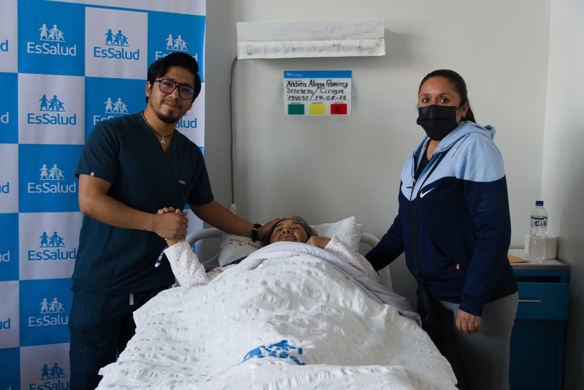 Tumor gástrico extirpado de una mujer de 73 años en Puno. Foto: ESSALUD.