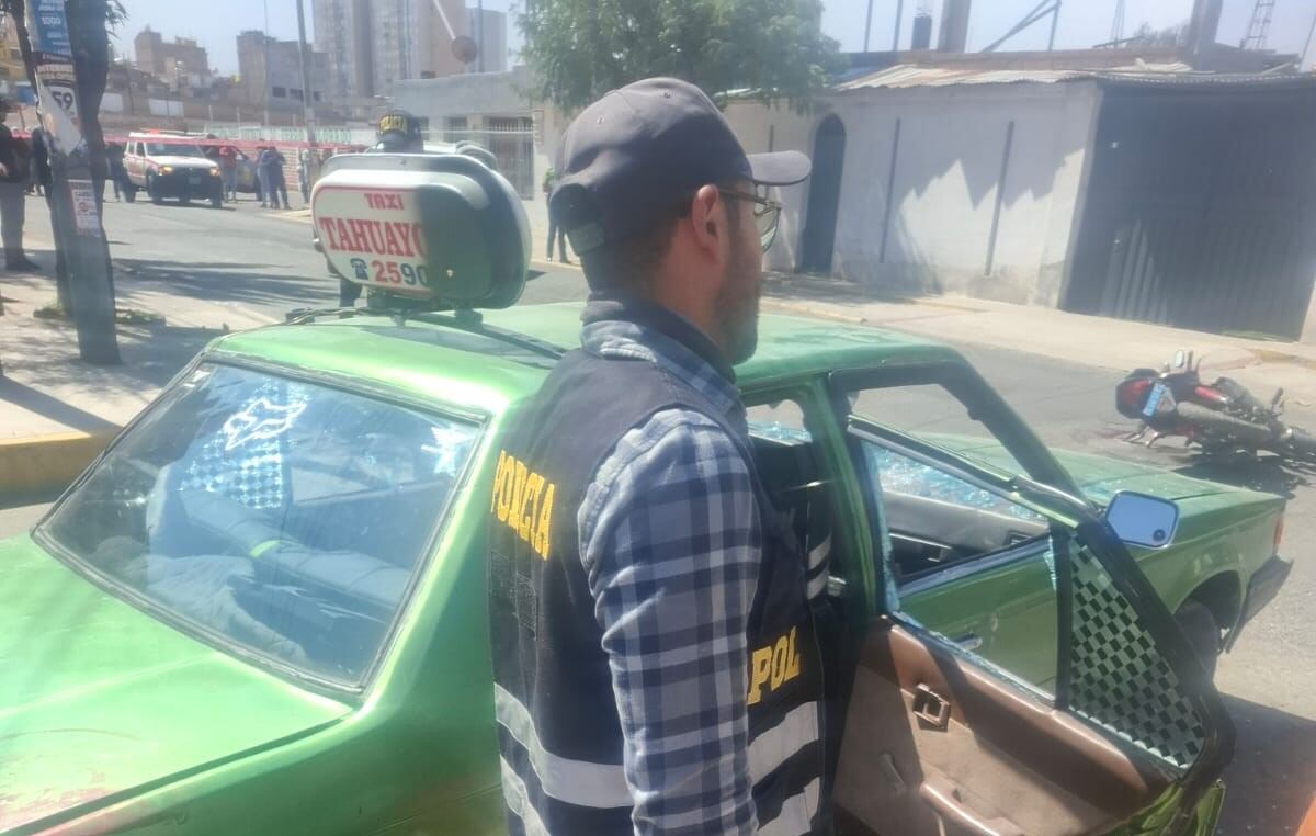 Automóvil y motocicleta quedaron en medio de la calle. Foto: difusión.