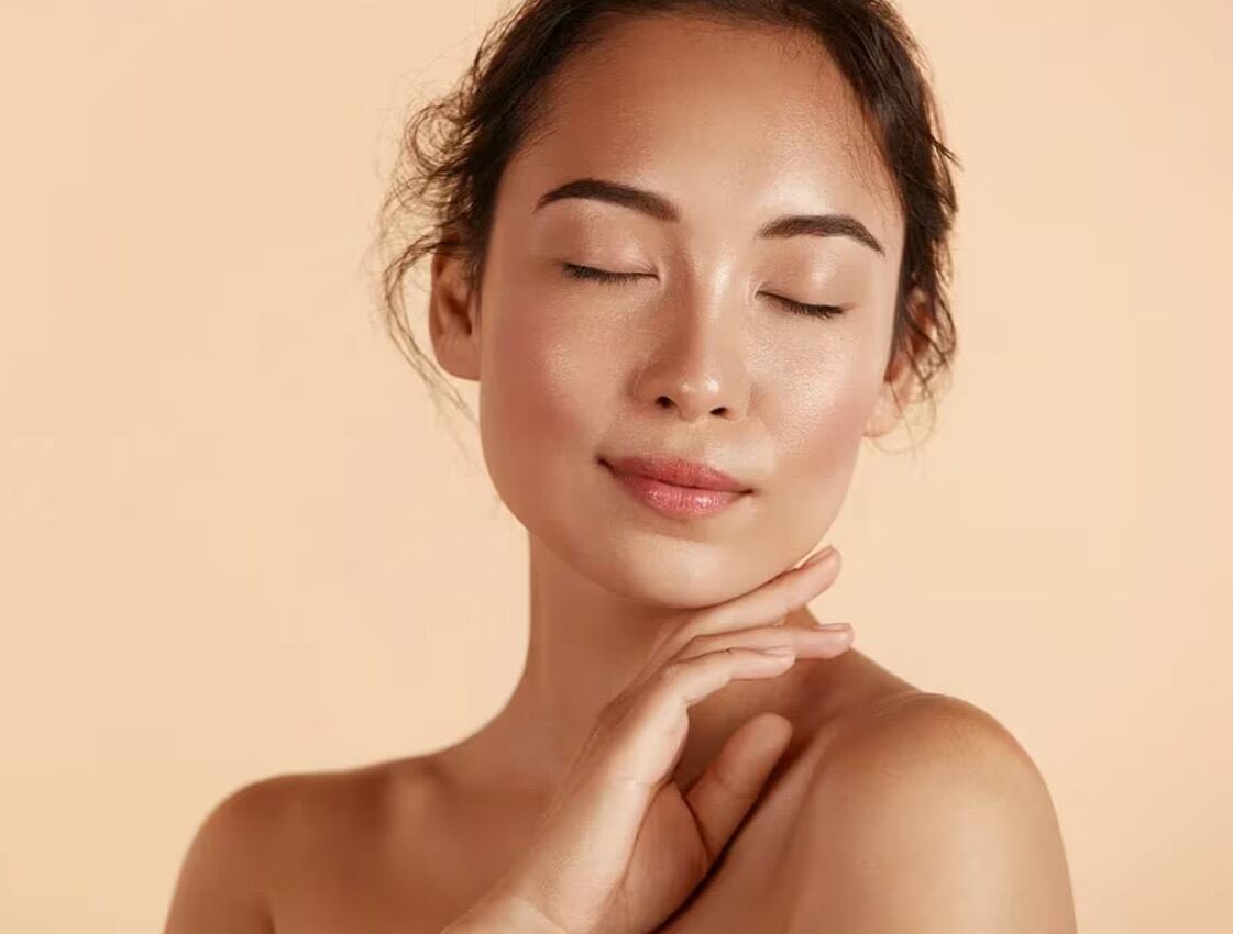 Es un tratamiento de hidradermabrasión que deja una piel limpia, hidratada y rejuvenecida en solo 45 minutos. Sin dolor ni efectos secundarios, es el favorito de las celebrities y se realiza cada 12 segundos en alguna parte del mundo.