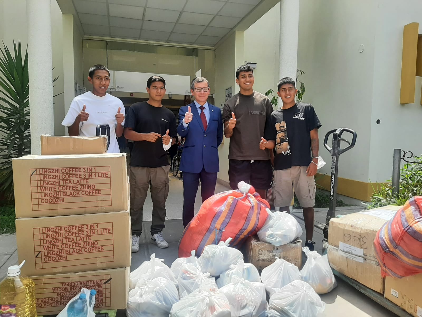 Jugadores de Melgar en donativo al Iren Sur. Foto: GEC.