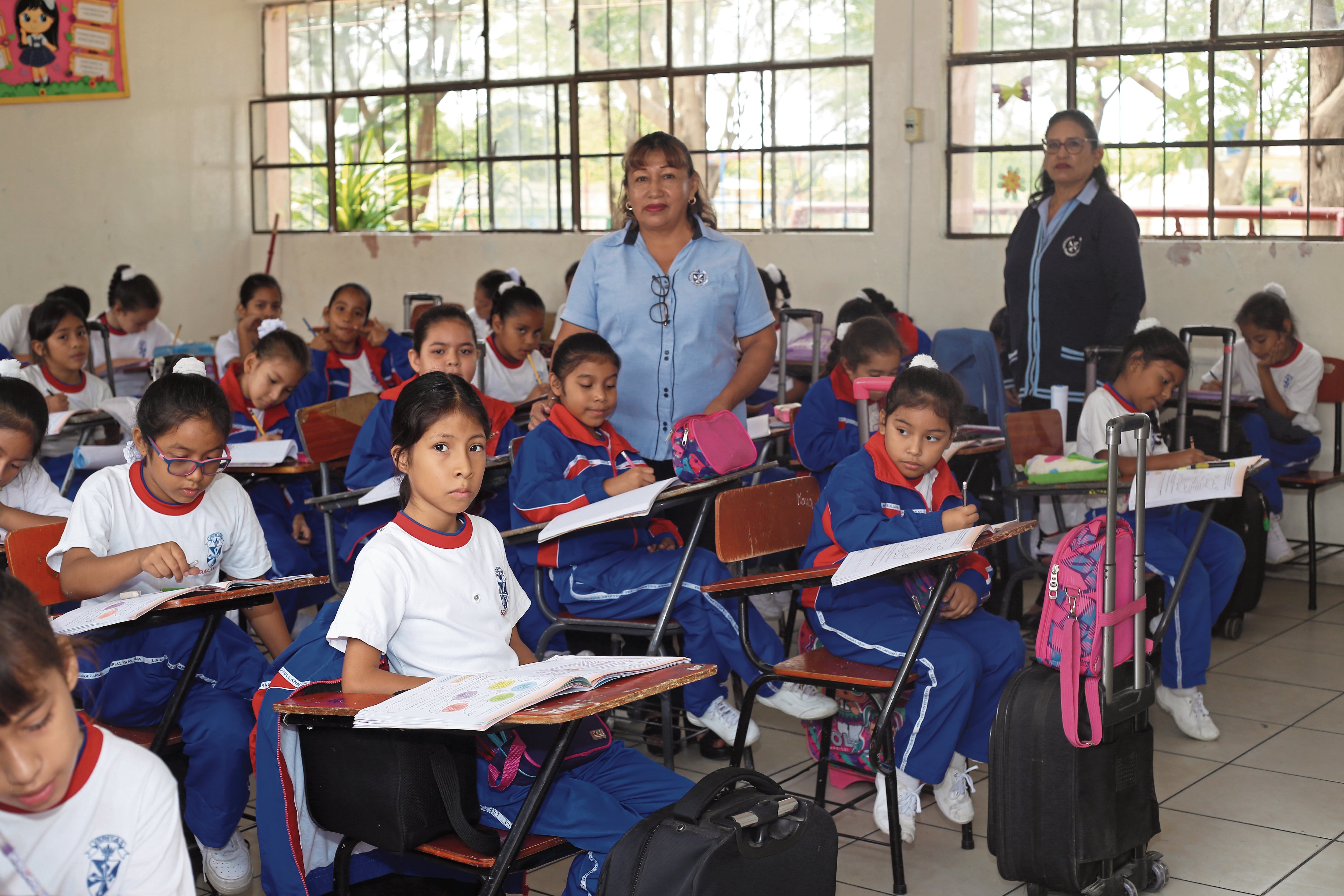 La directora y docentes de la I.E Las Capullanas coinciden en que el material que publica la DREP y Correo ayuda a las estudiantes