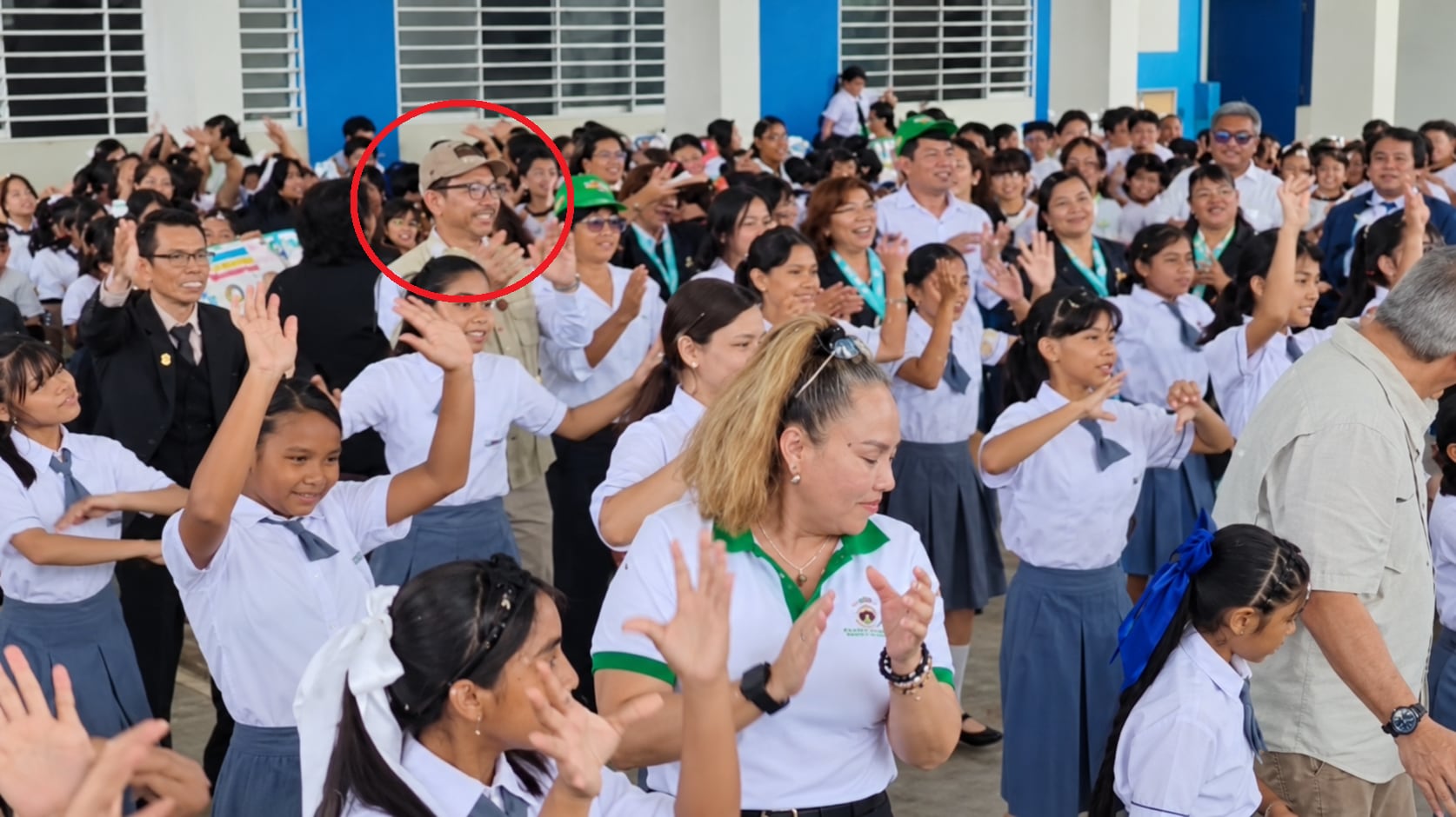 Ministro de Salud se pone a bailar en Piura, región que lidera los casos de dengue