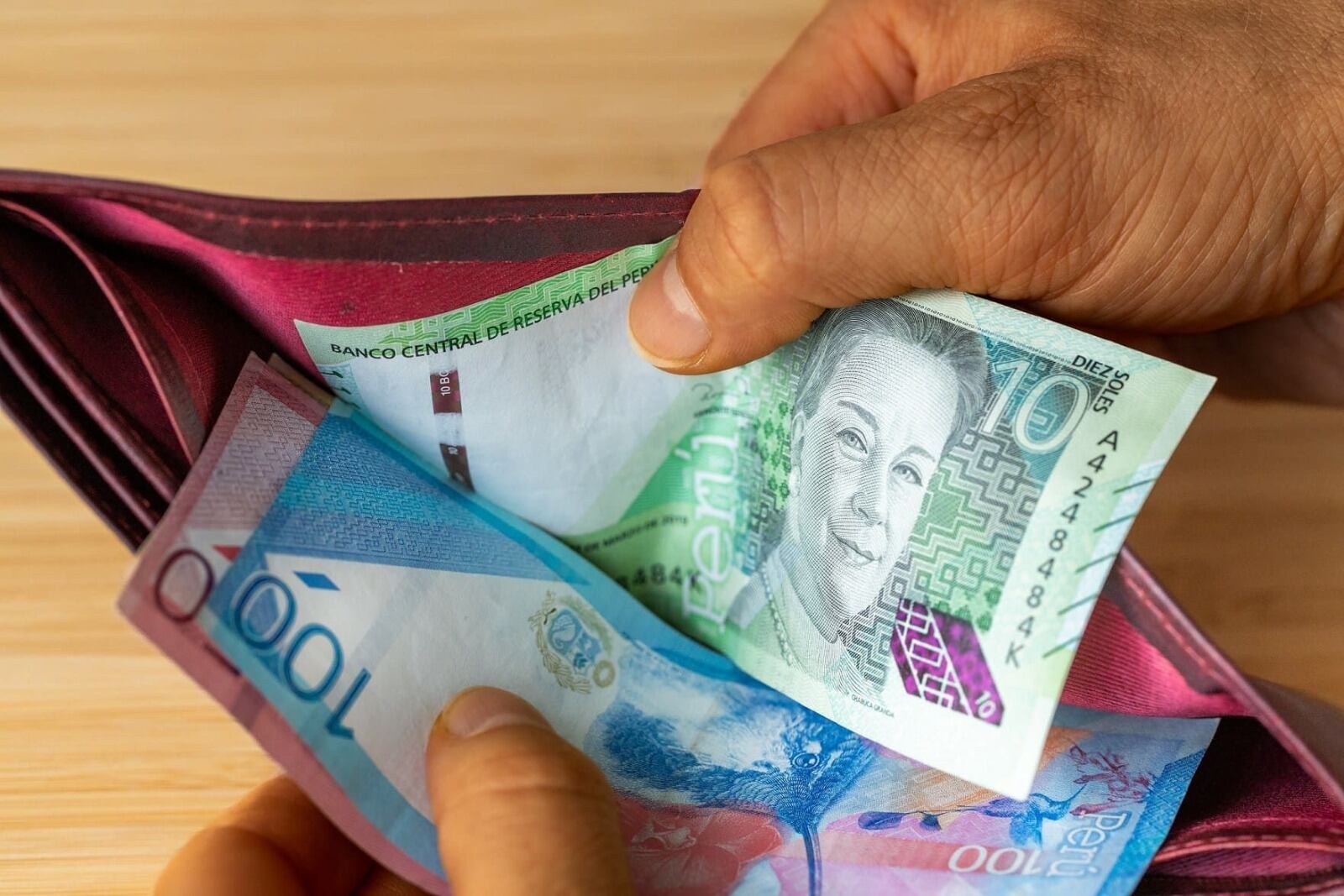 Según un estudio, el 62% de peruanos recurrió a un préstamo para poder cubrir gastos familiares.