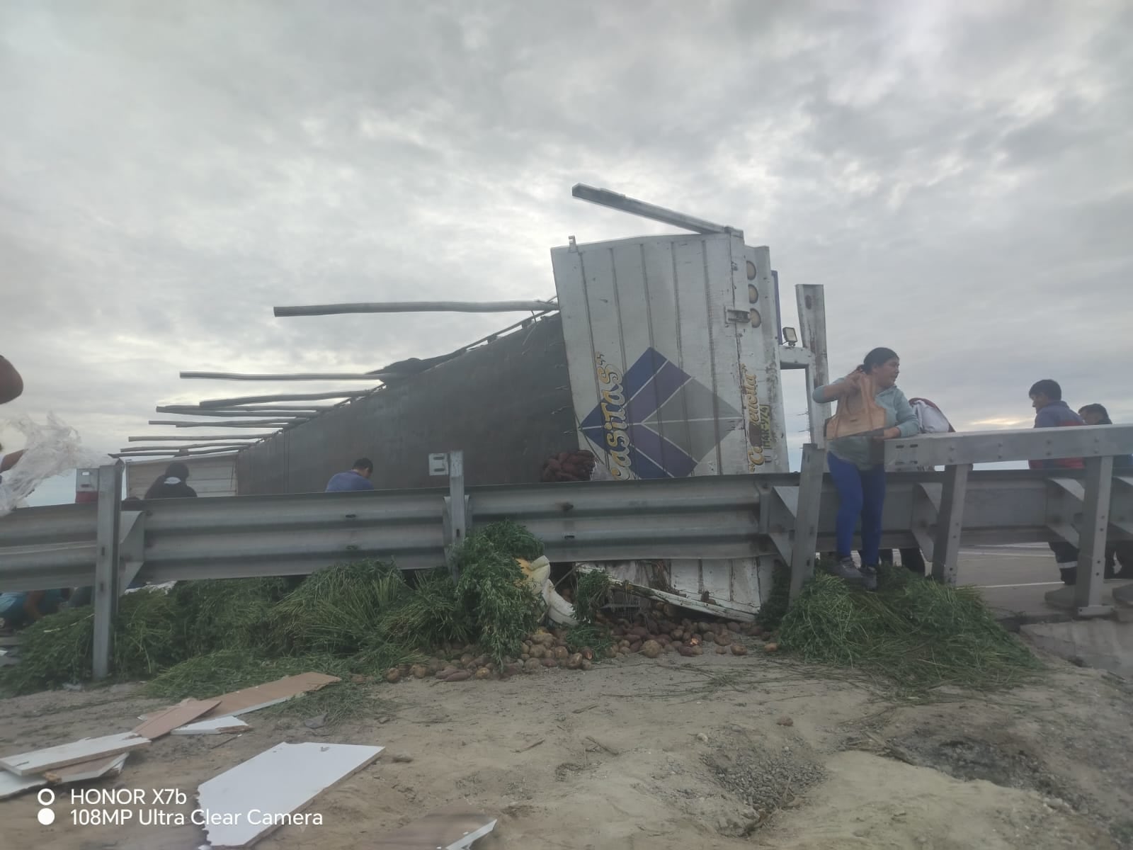 Accidente de camión deja tres heridos en carretera Panamericana Norte de Perú