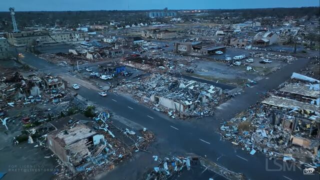 EE.UU.: Ciudades destruidas, desaparecidos y decenas de muertos tras el paso de tornados en varios Estados (VIDEOS)