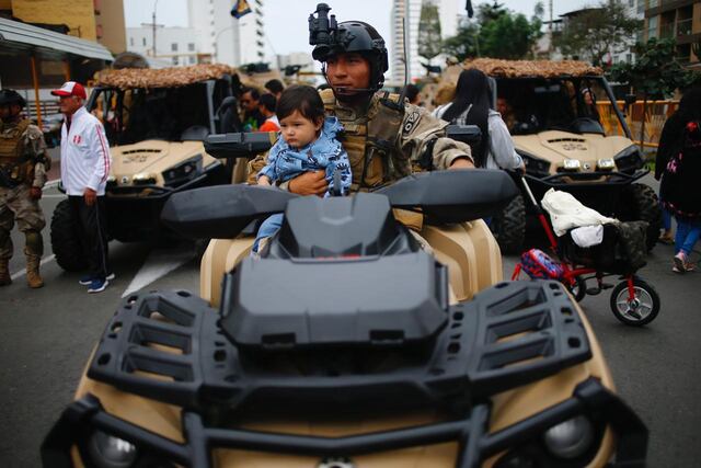Regresa el Gran Desfile y Parada Militar por Fiestas Patrias. Cientos de peruanos acudieron a la ceremonia y se tomaron fotos con los uniformados. (Foto: Hugo Curotto @phto.gec)