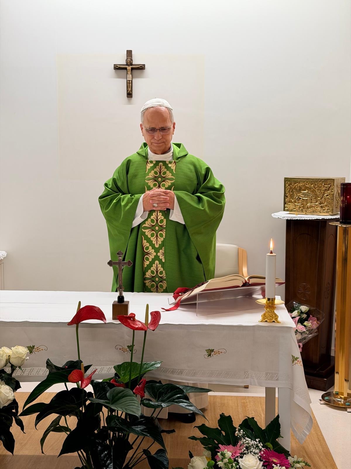 El Vaticano ha publicado este viernes la primera imagen del papa León XIV tras su operación de pulmón, oficiando misa junto a su secretario personal, el peruano Edgar Rimaycuna, en el hospital romano donde continúa ingresado. Foto: EFE/ Vatican Media