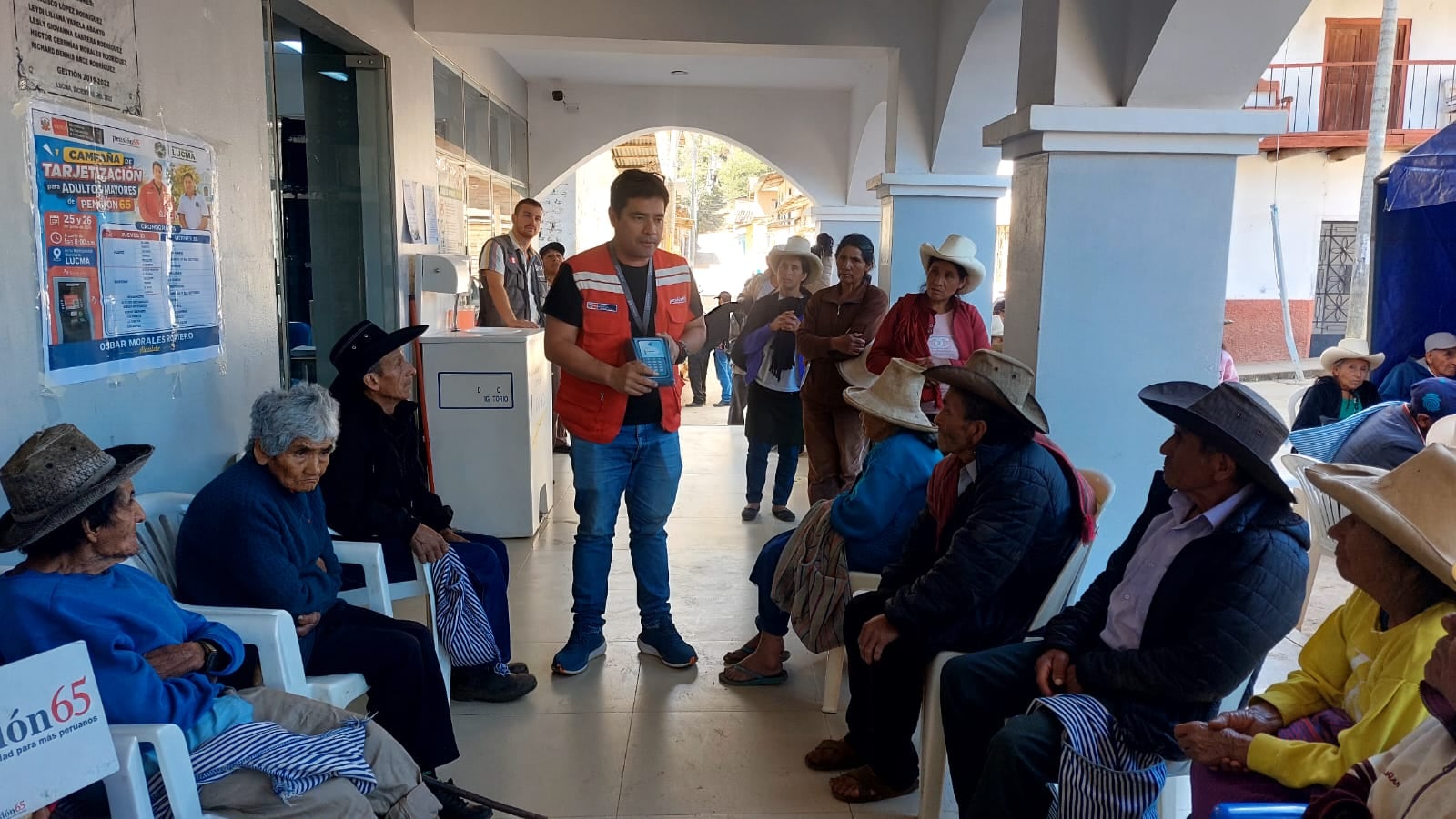 Programa del Midis también capacita a adultos mayores para que aprendan el uso de esta herramienta financiera.