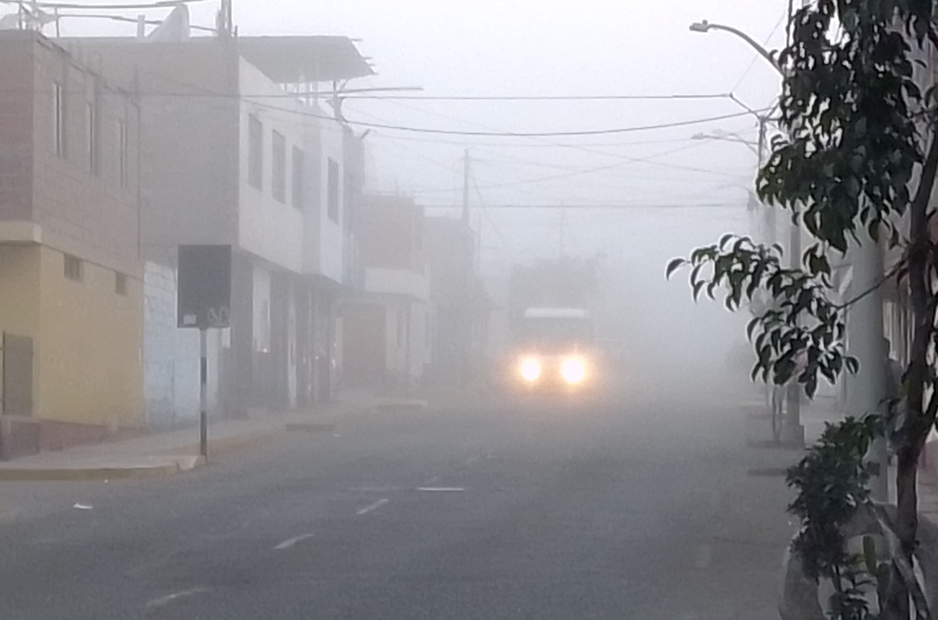 Alto de la Alianza, 6:25 horas, la neblina evidencia el descenso de la temperatura. (Foto: Adrian Apaza)