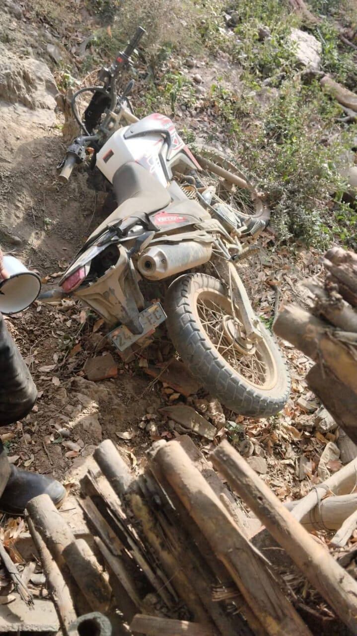 Moto quedó a un lado de la vía