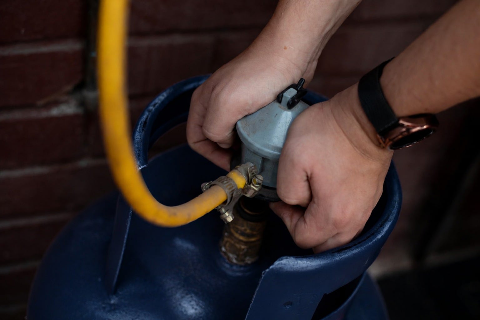 Expertos recomiendan revisar periódicamente las conexiones, mangueras y reguladores de los balones de gas para reducir riesgos y prevenir accidentes en el hogar.
