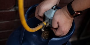 Expertos recomiendan revisar periódicamente las conexiones, mangueras y reguladores de los balones de gas para reducir riesgos y prevenir accidentes en el hogar.