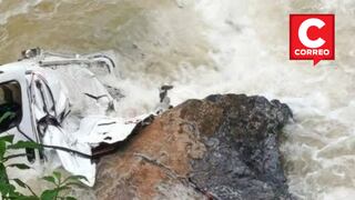 San Ramón: Tráiler cargado de maquinaria cae al río Tarma y salvan a chofer