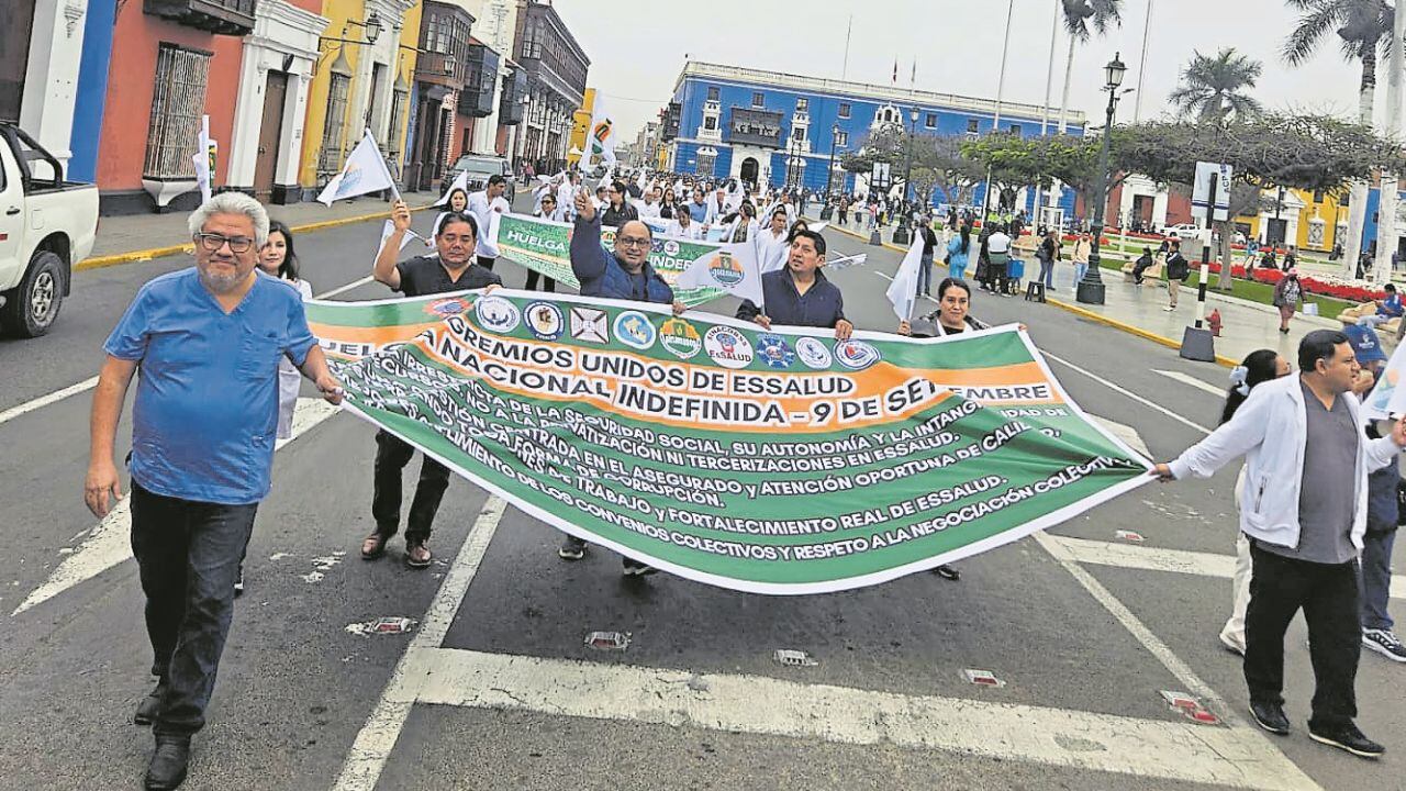 Más de mil profesionales que laboran en hospitales de La Libertad protestaron ayer para exigir mejoras laborales y la despolitización de esa entidad.
