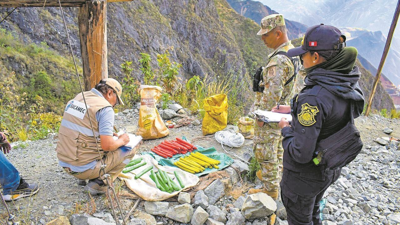 El abogado Greco Quiroz planteó fiscalizar la compra de dinamita que realiza la minería informal porque, según dijo, más del 50% de lo que adquieren se desvía a actividades ilegales y a organizaciones criminales. Propone colocar un código a los cartuchos, reforzar Sucamec y elaborar una base de datos con otras entidades.