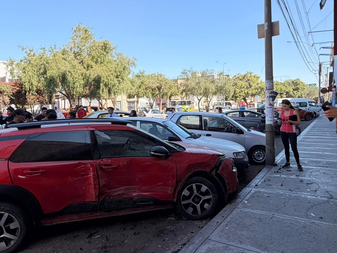 Choque perjudicó a tres vehículos estacionados en la avenida Leguía. (Foto: Difusión)