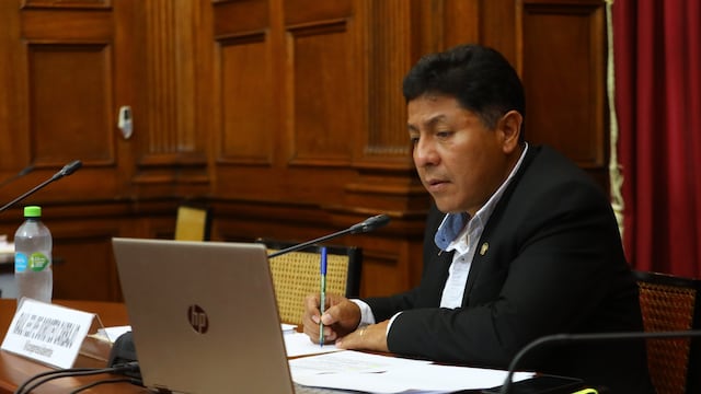 Ica: congresista Raúl Doroteo aclara que cese de empleada fue por abandono de trabajo