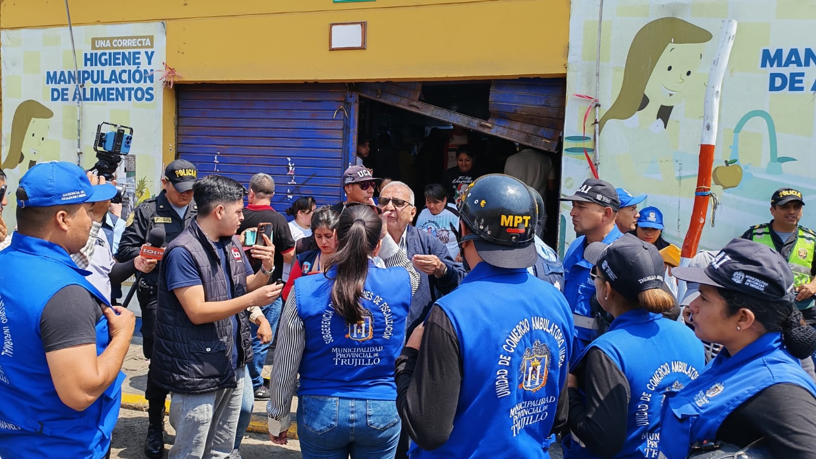 Comerciantes no levantaron observaciones y ayer evitaron nuevo cierre del centro de abastos, poniendo en riesgo a sus usuarios. Municipio denunció a vendedores ante la Fiscalía.