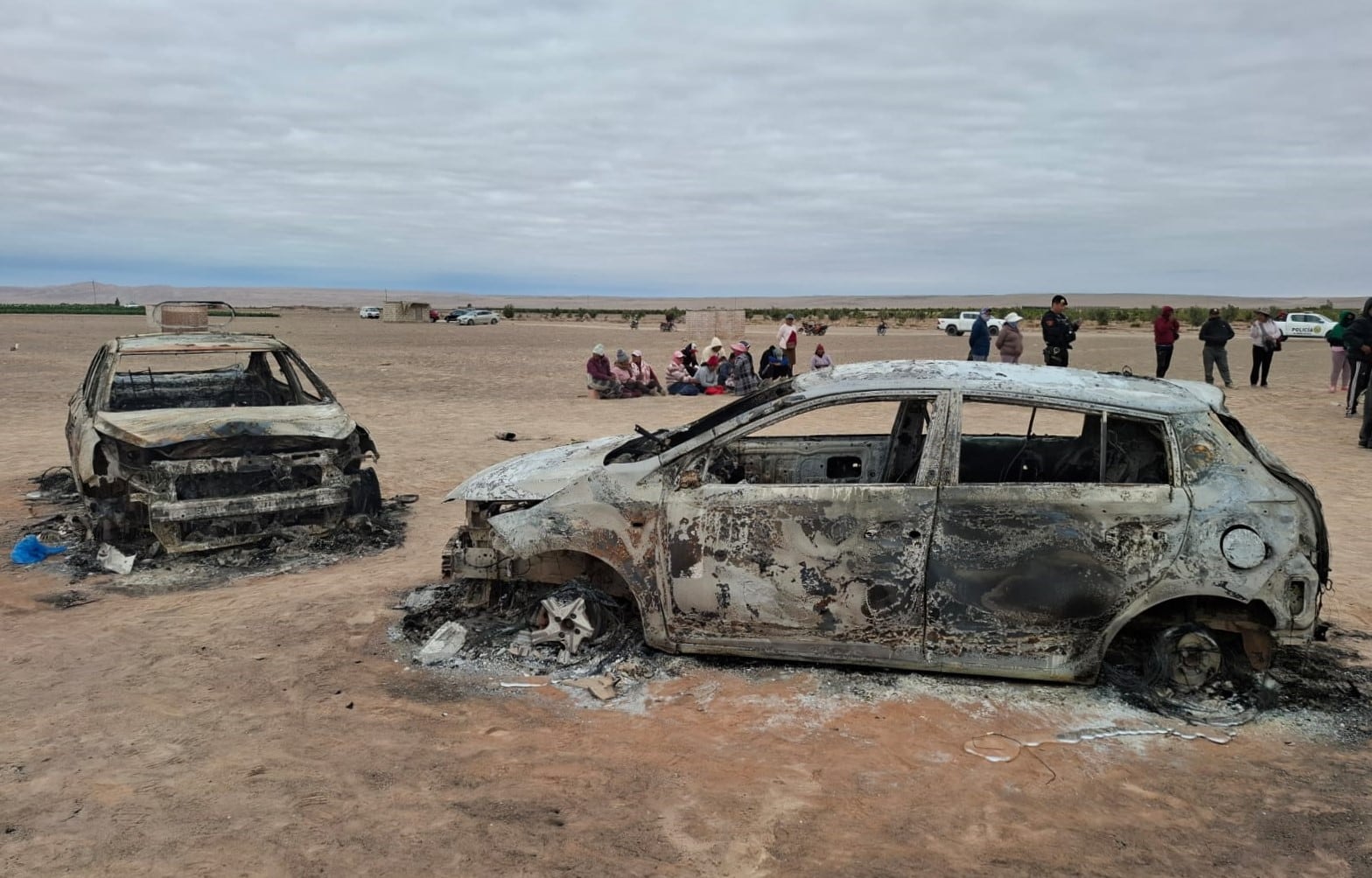Enardecidos agricultores prendieron fuego a dos taxis que sirvieron de movilidad a los presuntos delincuentes