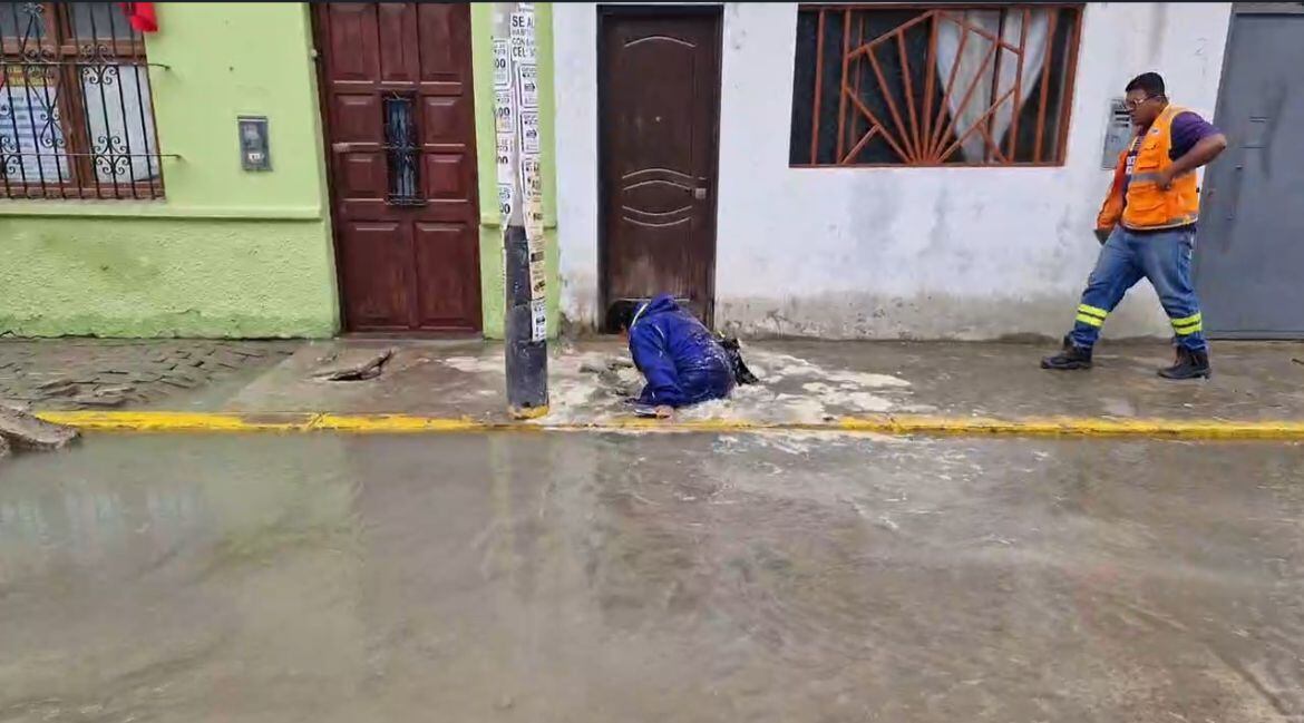 Vecino cayó en forado originado por inundación.