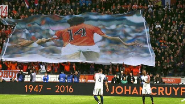 Holandeses rinden homenaje al "futbolista total" Johan Cruyff (VIDEO)
