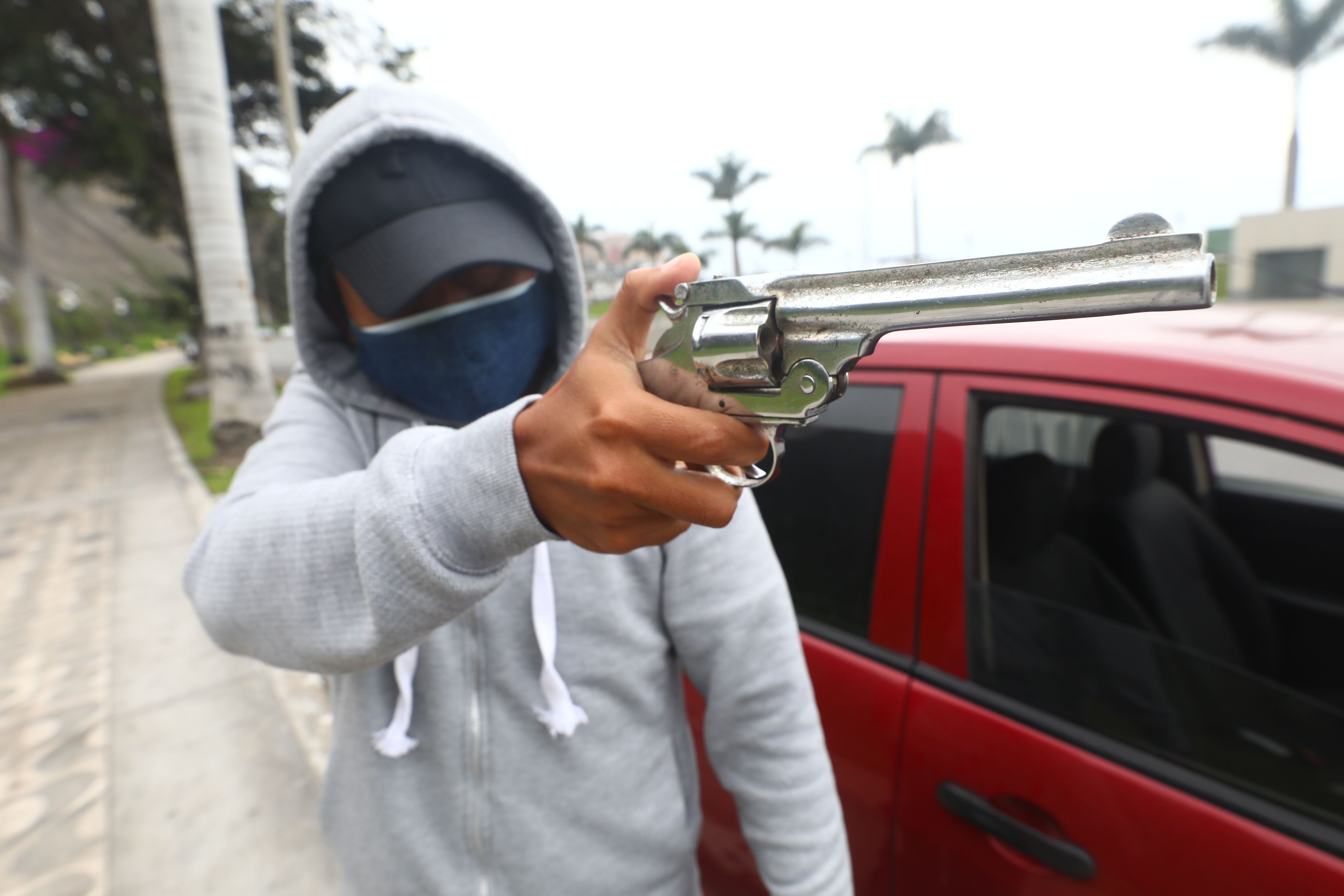 LIMA ,22 DE JULIO DEL 2021
RECREACIîN DE ROBO A MANO ARMADA A TRANSEòNTES ,AUTOMîVILES Y TAXISTAS , UTILIZANDO ARMA DE FUEGO Y ARMA BLANCA.
FOTOS:GONZALO CîRDOVA / GEC