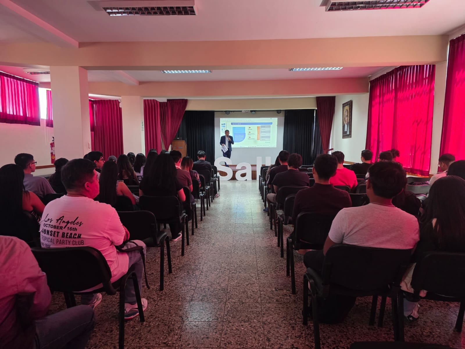 Universitarios recibieron capacitación sobre sus derechos como usuarios de servicios móviles, de telefonía fija, internet y televisión de paga. Foto: OSIPTEL.