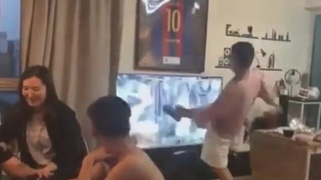 Cantante chino Su Xing rompe su televisor tras la derrota del Barcelona (VIDEO)