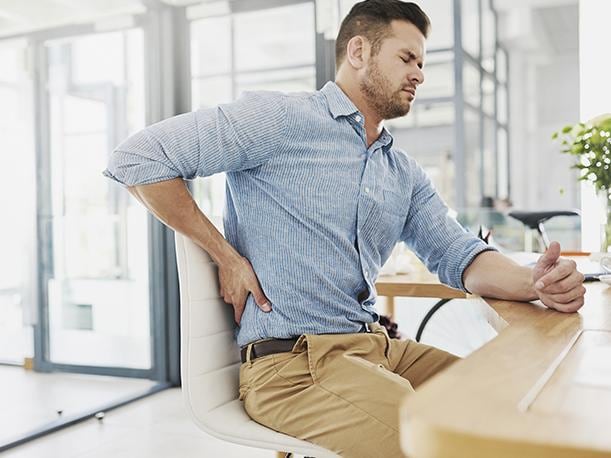 La deshidratación, el exceso de sal y azúcar y una dieta inadecuada elevan el riesgo de desarrollar cálculos renales, incluso en personas jóvenes. (Foto: iStock)