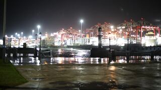 Fuerte oleaje en el mar del Callao: Agua llegó hasta la plaza Grau (FOTOS)