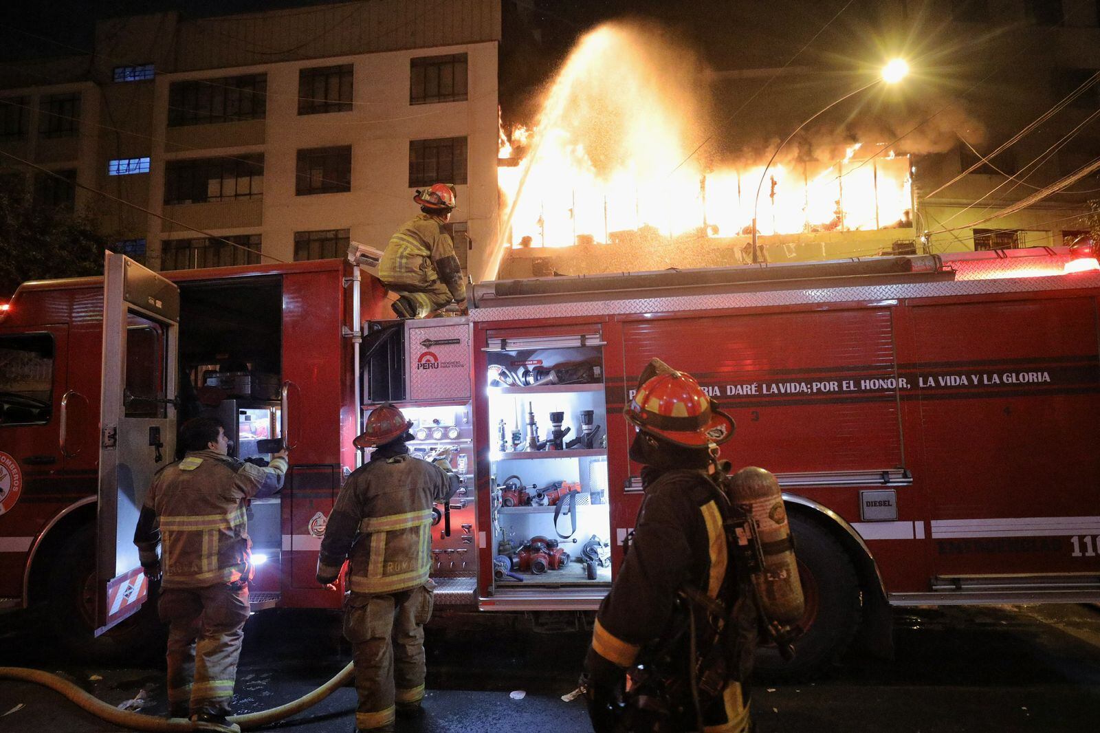 Se viene registrando un incendio de gran magnitud en la cuadra 10 del jirón Andahuaylas, cercado de Lima. Fotos: Joel Alonzo/ @photo.gec