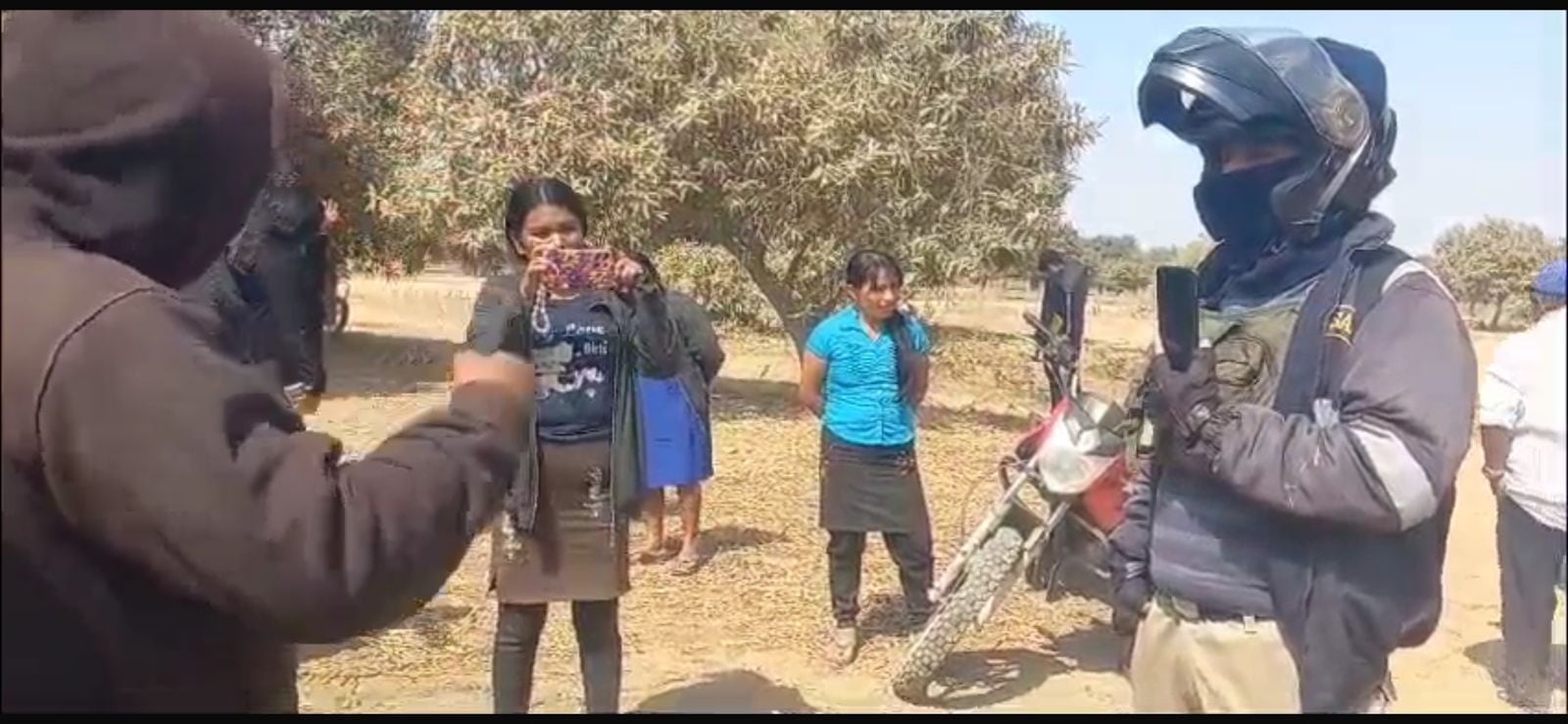 Los padres encararon al docente (con pasamontaña y casco) y exigieron que se retirara.