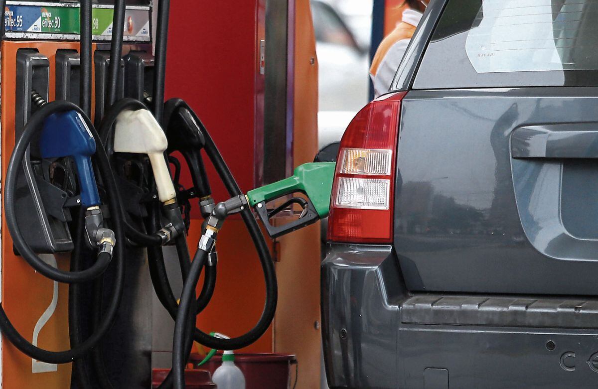 Los precios de los combustibles registran alzas, incrementando el costo de los pasajes.
FOTOS: ALESSANDRO CURRARINO / EL COMERCIO