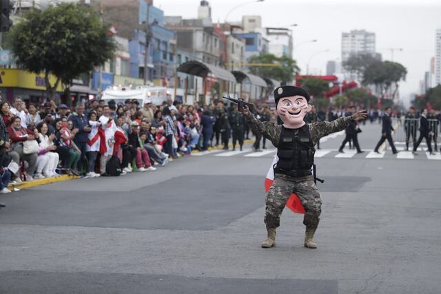 Regresa el Gran Desfile y Parada Militar por Fiestas Patrias. Cientos de peruanos acudieron a la ceremonia y se tomaron fotos con los uniformados. (Foto: Hugo Curotto @phto.gec)