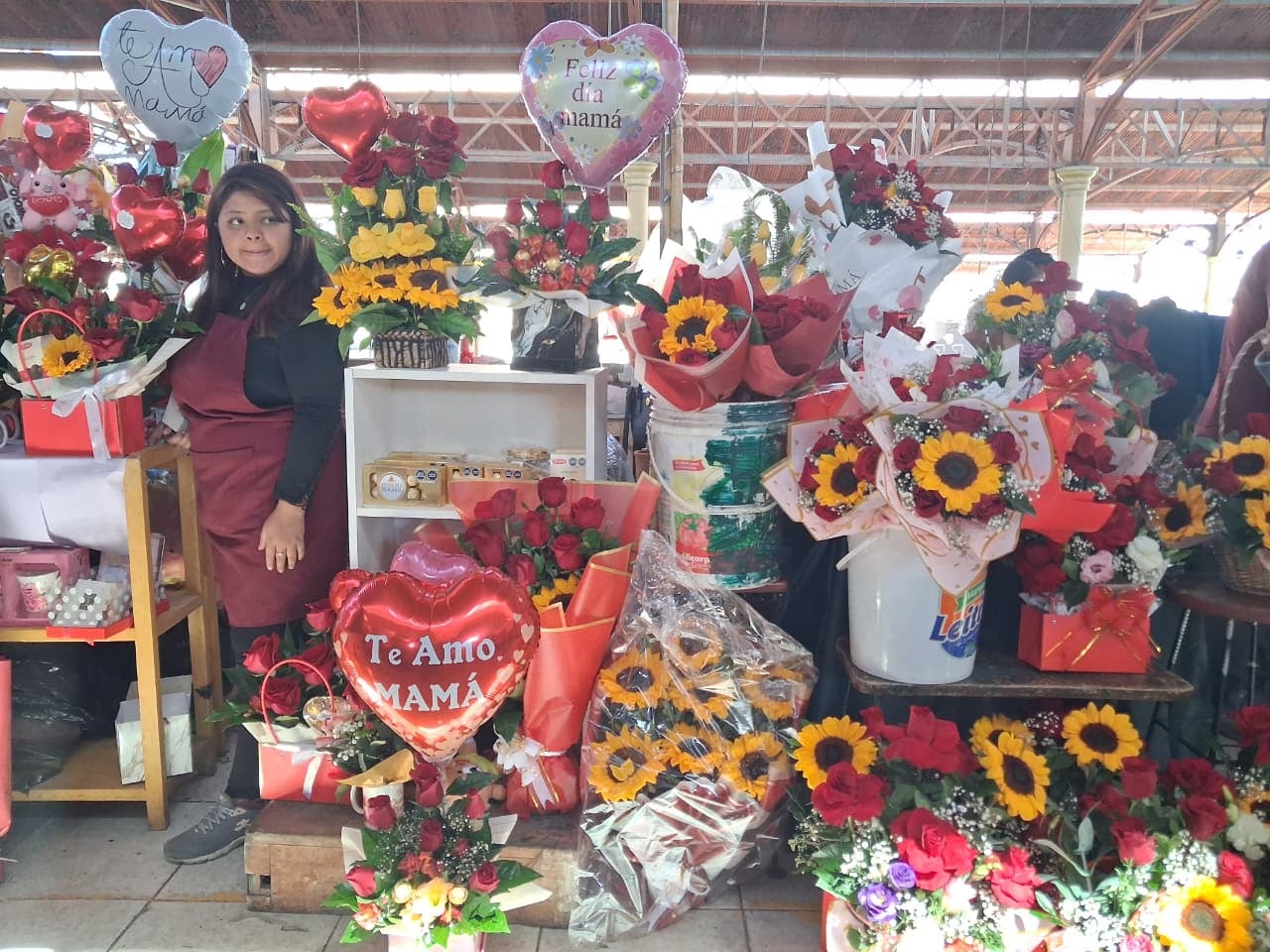 Arreglos florales en el mercado San Camilo de Arequipa por el Día de la Madre. (Foto: Flor Barrios/@photo.gec)