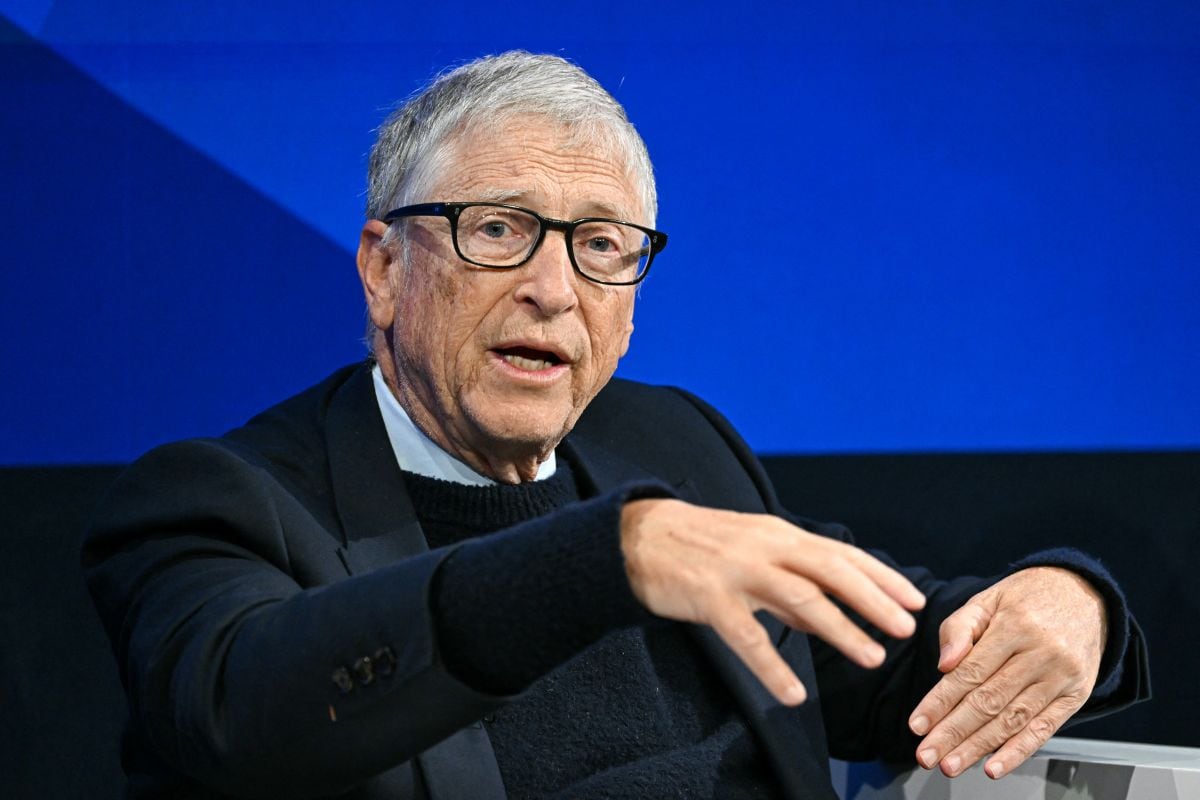 El cofundador de Microsoft sostuvo que la transición hacia la inteligencia artificial será una de las etapas más turbulentas de la historia y pidió nuevas reglas para gestionar sus efectos. (Foto de Fabrice COFFRINI / AFP)