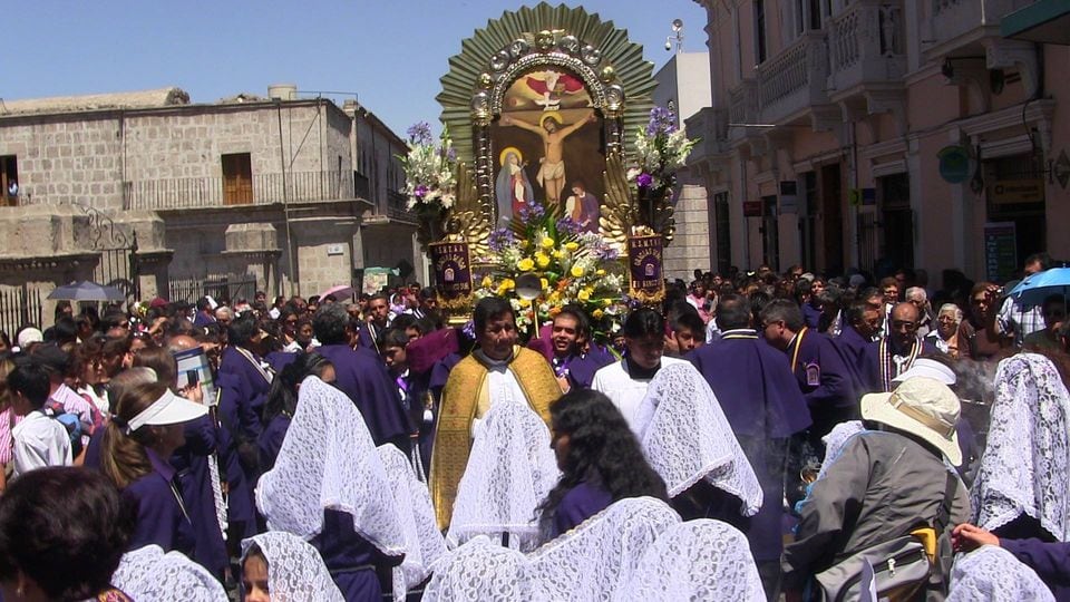 Las procesiones de la imagen del Señor de los Milagros atraen a multitudes en Arequipa. (Foto: GEC)